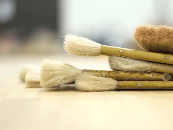 come cambiare colore ai mobili in legno